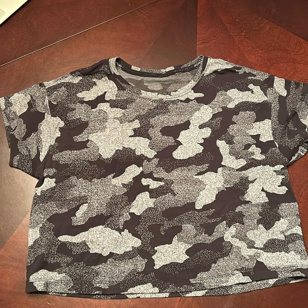 Lululemon black gray camo cropped top.